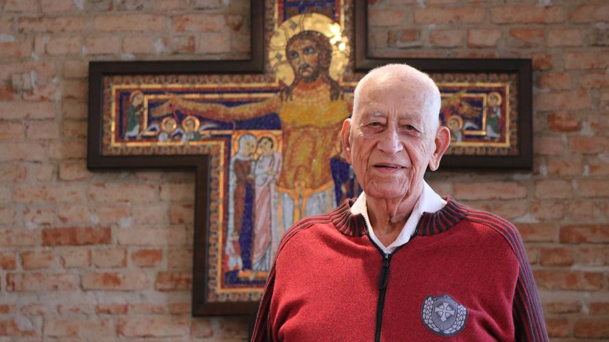 É com pesar que lamentamos a morte do ex - Diretor Geral da Colônia São Roque, Frei Cássio Vieira de Lima, aos seus 101 anos. No ano de 1980 prestou um trabalho dedicado aos pacientes portadores da Hanseníase, conhecida na época como Lepra, no então  Leprosário São Roque,  que chegou a abrigar mais de 1.300 pacientes. Hoje  a unidade é chamada de Hospital de Dermatologia Sanitária do Paraná e atende pacientes com diversas doenças dermatológicas sem deixar a sua vocação de atendimento à Hanseníase.